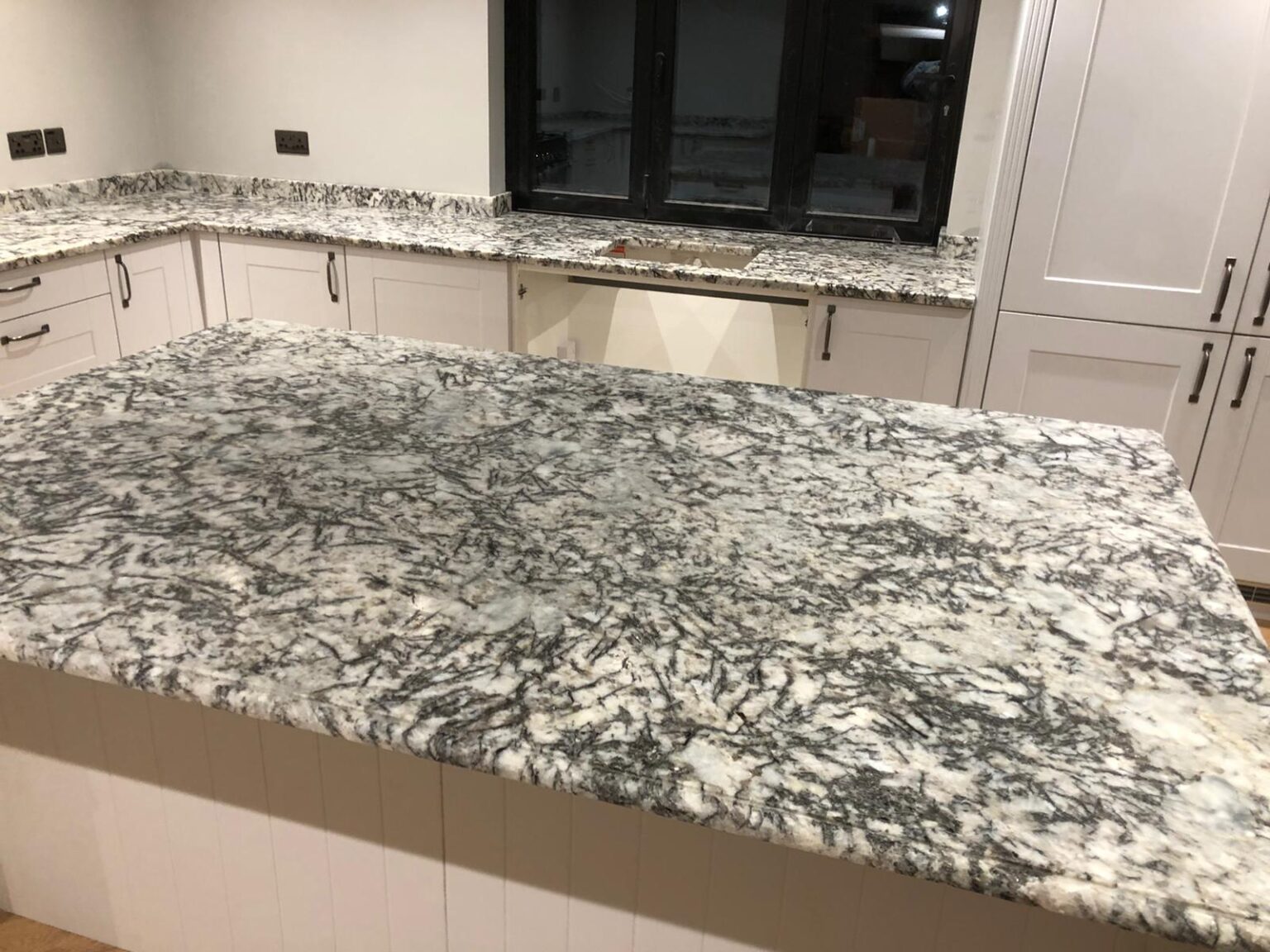 30mm Alaskan White Granite - Medusa Stone